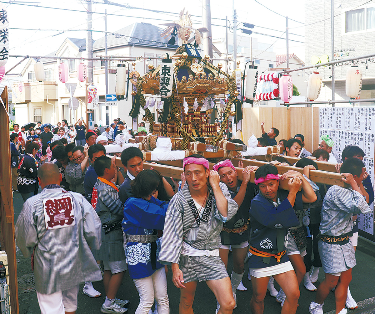 4月16，17日に行われた春祭りの様子をご紹介します！大人神輿３基、子供神輿１基が町内を練り回りました。 御輿の掛け声 といえば「ワッショイ！」や「ソイヤ！」が一般的ですが、この町での掛け声は「サーコイ！サーコイ！」。威勢のいい掛け声と太鼓の音が町のあちこちで