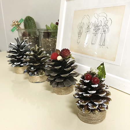 去年作った 松ぼっくりツリー あー、早くクリスマス製作したいな🎄 でもその前にやることがたくさん 😭 ．3歳児製作 製作遊び 保育園製作4歳児担任 5歳児担任保育士 保育士さんと繋がりたいまつぼっくり まつぼっくりツリー保育雑誌 保育教材作って遊ぼう 秋