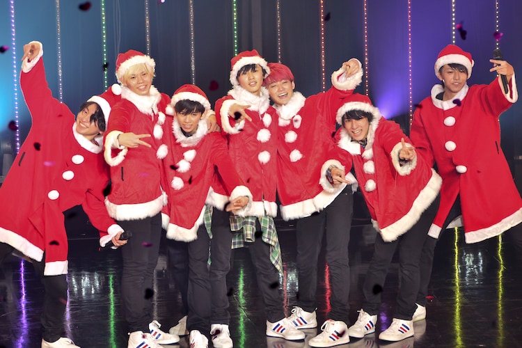 クリスマスケーキを持つ女性とサンタクロースがハンドポーズのイラスト素材230740529- イメージマート