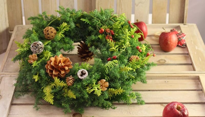 真似したくなる！手作りクリスマスリースのデザイン例43選 100均アイテムのみで作れる作例もRoomClip mag暮らしとインテリアのwebマガジン