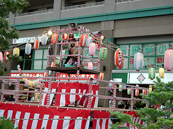 おはようございます。 今日も雲一つない青空ですね🌞 明日7月29・30日は、鎌ケ谷駅前夏まつり！ 4年ぶりに楽しい夏がもどってきた感じがします🍉歩行者天国による交通規制があるので、お車の方はご注意ください🚗夏鎌ヶ谷鎌ケ谷市夏祭り祭り日本の祭りらぶ