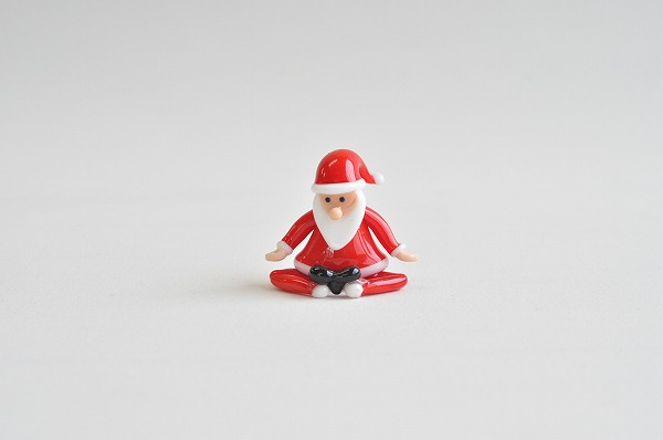 クリスマスツリーの横で可愛らしいポーズを取るセクシーなサンタさんの写真素材6014853- PIXTA