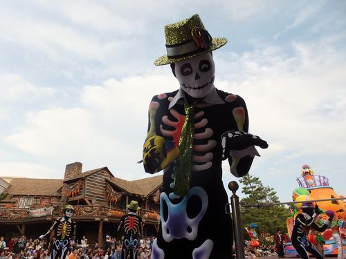 東京ディズニーランド、「ハロウィーン・ポップンライブ」の詳細とミッキーマウス・ミニーマウスの新コスチューム 9月9日～10月31日開催の「ディズニー・ ハロウィーン」にて披露 - トラベル Watch