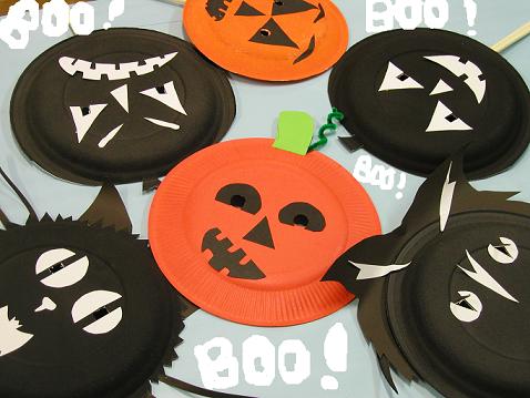 Raiハロウィン直前ですが、紙皿とすずらんテープ、色紙で ユニコーンのお面を作りました！カボチャよりユニコーンがいい！！のリクエストに答えて作りました！ 保育現場にはあるであろう、すずらんテープを使いました！ ハロウィン仮装以外でも使えそうですね