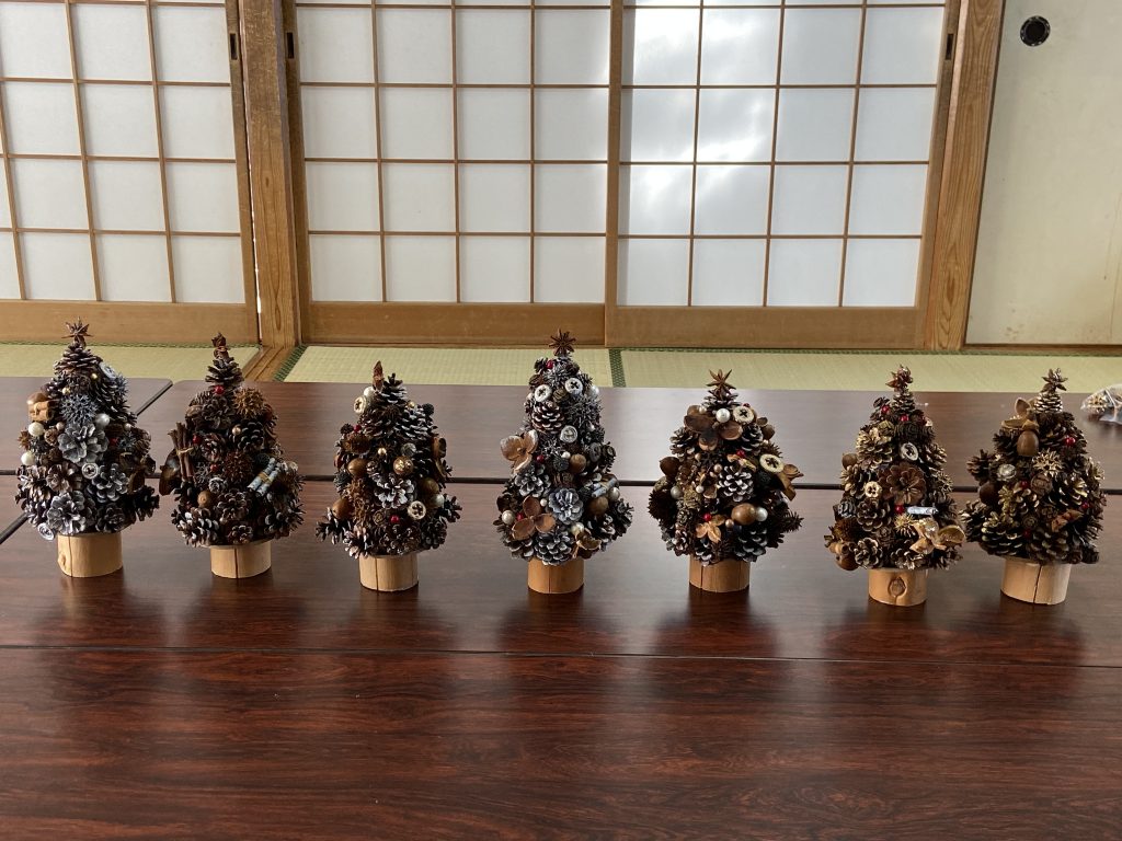 100均材料で「松ぼっくりツリー」を作りました！ クリスマスのハンドメイド・作り方紹介！LEE