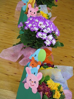 春の壁面 そつえんおめでとう 花束 3月 壁面飾り みんなの卒園式の飾り