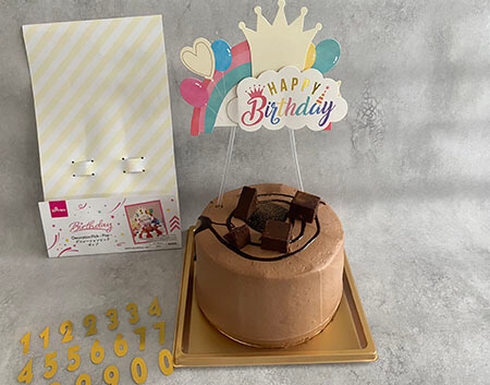 デコって楽しいツリーハット🎄 るにママ lunimama_asobi です。 ダイソーのパーティハットに毛糸をぐるぐる巻いて、クリスマスツリーの三角 帽子を作ったよ。 ぽんぽんやビーズをボンドでくっつけたらとっても可愛いツリーハットができあがりました。 クリスマスパーティ