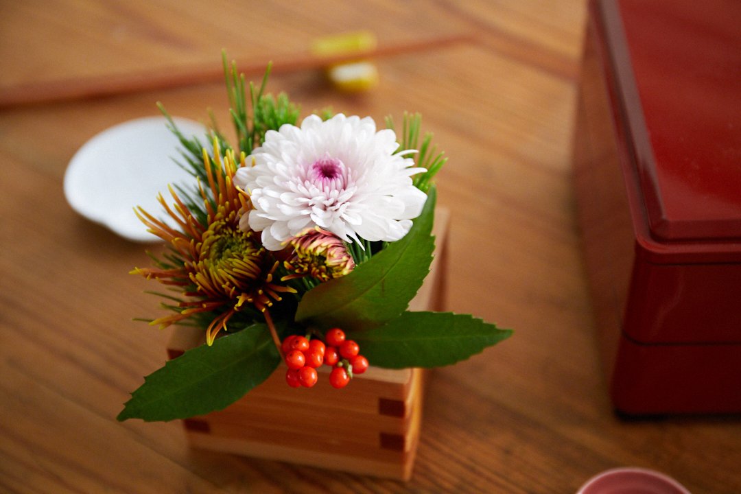 お正月の花 縁起の良いお正月の花の意味。松、千両、胡蝶蘭、菊、バラ、柳、竹など フラワーアレンジメント教室 横浜