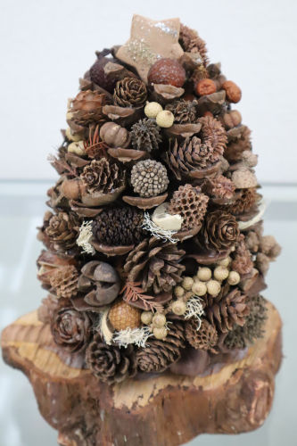 落ちている松ぼっくりで簡単！ クリスマスツリーとオーナメント - ウェザーニュース