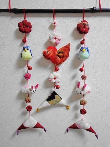 夏の吊るし飾り☀️ 立体の飾りを考えました！ ソフトクリームの作り方は動画です🎥7月製作 8月製作 吊るし飾り 保育園製作 保育製作 壁面 壁面 飾り 夏製作 壁面製作 折り紙遊び 折り紙製作 製作アイデア 夏の製作 幼稚園製作