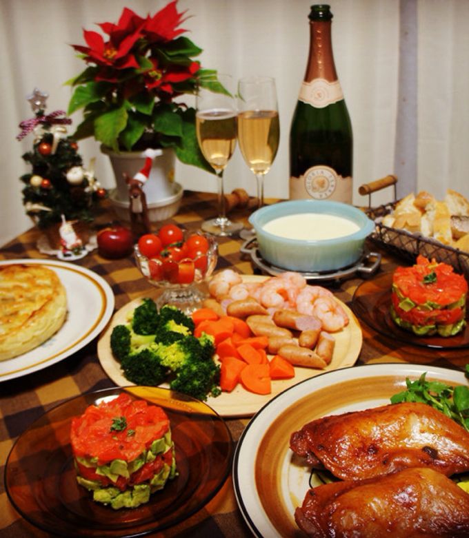 クリスマス、なに作る？🎄 今年のクリスマスイブは日曜！ゆっくりお料理ができるので、おうちクリスマスを楽しむ方も多いはず💡 今日の投稿はクリスマス ごはんのメニューが決まってないよー😵という方へ向けて過去のクリスマス料理をまとめてみました！ クリスマスの定番