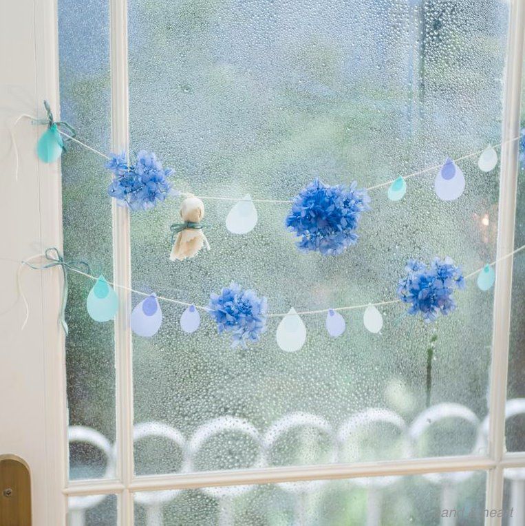 梅雨の吊るし飾り☂️ 保育 保育士 保育園 幼稚園 梅雨飾り 6月飾り 6月壁面 梅雨壁面 保育室 保育室飾り 吊るし飾り保育室環境 保育室吊るし飾り 3歳児クラス 4歳児クラス 5歳児クラス 年少さん 年中さん 年長さん 画用紙 手作り 壁面飾り