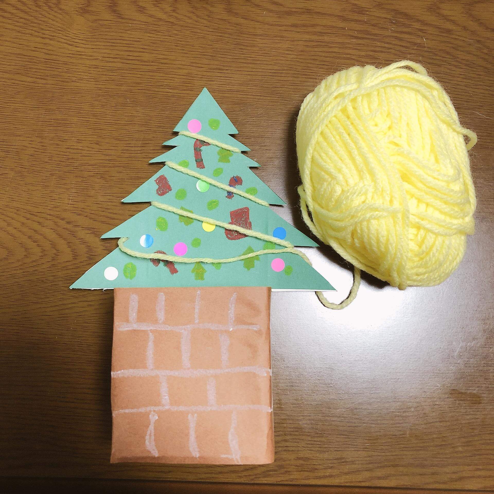 牛乳パックで作るサンタのブーツ〜材料・作り方・活動のねらい クリスマス工作 保育士・幼稚園教諭のための情報メディア ほいくis ほいくいず