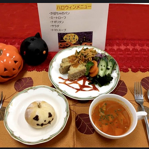10月31日はハロウィンにちなんだ「季節の献立」を入院患者様にご提供しました。キャロットライスをジャック・オ・ランタンに見立て、ラペにはおばけの形に型抜きした大根を飾りつけ🎃🌟ご入院中でも季節のイベントを少しでも楽しんでいただけるよう、ポップでにぎやかな