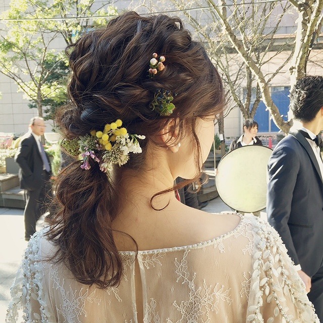 ̣̣̥◌⑅⃝♡ 流れるような、 うるツヤ ローポニーテール に 長いパールの ヘアアクセサリー 💍✨💕 * 上品で大人っぽくってとっても素敵な ブライダルヘア です✨💖💎 *ホテルウェディング にもリゾートウェディング にも似合いそうな 素敵な ヘアアレンジ ですね