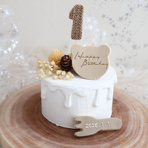 1歳バースデーケーキ 水切りヨーグルトと食パンで作ったケーキ 10月でいちごは手に入らなかったので シャインマスカットでデコレーション思いっきりスマッシュしてくれるのを 楽しみにしてたけど ちょんって触っただけだった😂1歳誕生日1stbirthday1歳バースデー