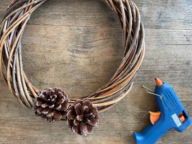 まつぼっくりとどんぐりのクリスマスリースの作り方その他アート・写真 アトリエハンドメイドレシピ 作り方 と手作り情報サイト