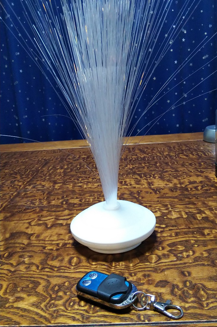 ダイソーのテープライト リモコン付 新しい商品を発見✨ 以前バズったテープライトに リモコン付が出ました🥹 オンオフ機能だけでなく、色まで変えられる優れものです！！ダイソー100均インテリア便利グッズダイソー新商品