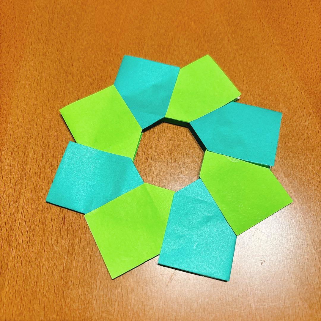 🎃ハロウィンリース🎃 １５㎝角の折り紙で作った星形リースを土台にしてリースを作りました✨ハロウィンモチーフもだいぶ増えたけど、まだまだ足りないなぁ🙄魔法のつえの作り方と、三日月と星を使ったモチーフの作品例を合わせた動画も公開してます。良かったら参考