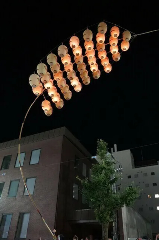 2025年 秋田竿燈まつり 完全ガイド！ 夏の夜空に揺らめく竿燈まつりの楽しみ方るるぶ&more