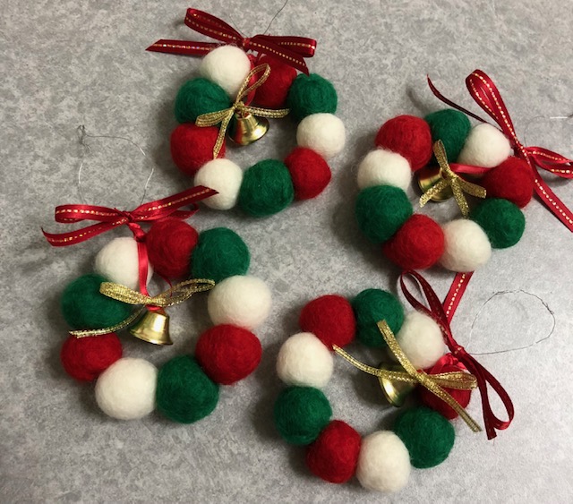 100均のクリスマスボールを詰めるだけ！？リースにリメイクハンドメイドの作り方・アイデア暮らしニスタ
