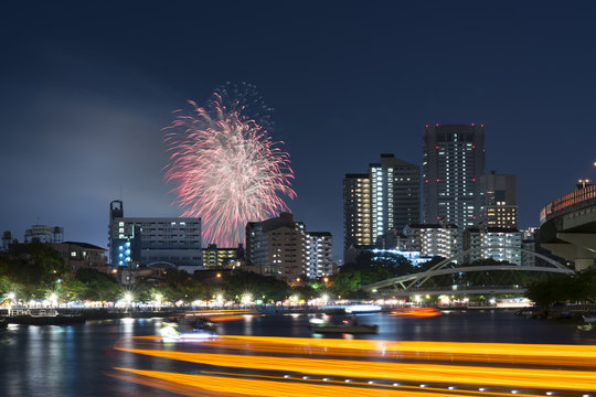 フリーイラスト屋台が並んだ花火大会の背景でアハ体験GAHAG著作権フリー写真・イラスト素材集 - GAHAG著作権フリー写真・ イラスト素材集