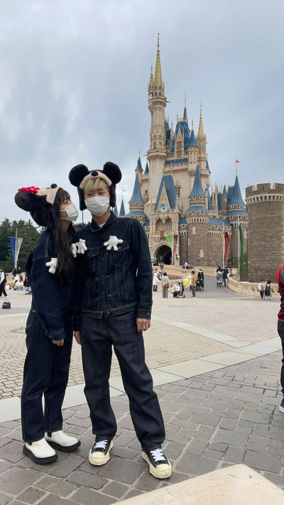 シンプルなモノクロコーデでも、カチューシャを合わせればかわいいカップルコーデに！ キャステルCASTEL ディズニー情報