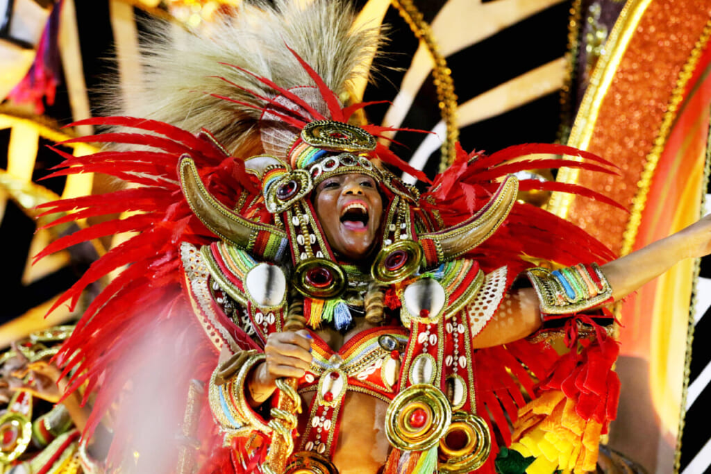 リオのカーニバル、全長７００ｍの会場に豪華な山車 観客７万人が声援 : 読売新聞