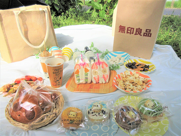 秋ピクニック〜🧺🍂♡ お弁当作って、セリアとスリコで色々揃えた♡ レジャーシートの上にIKEAの白い布ひいたらとってもかわいくなった！寝転べる大きさ🤝🏻 きららちゃんとあかりちゃんのお洋服かわいいくて ピクニック映えした☺️♡ZOZOTOWNでGETできますよ💖秋