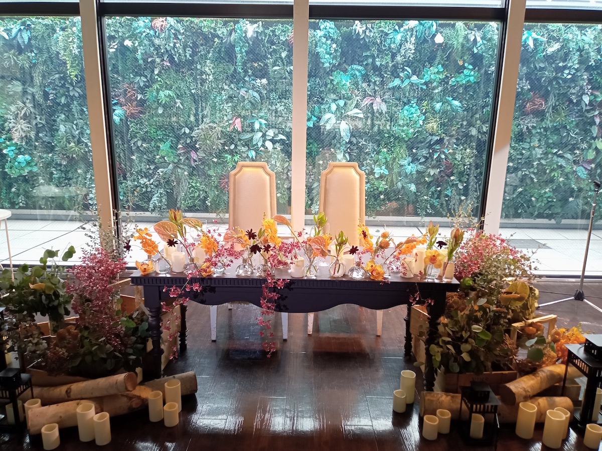 花のギフト 花清ピンク系のウェディング・メインテーブル装花