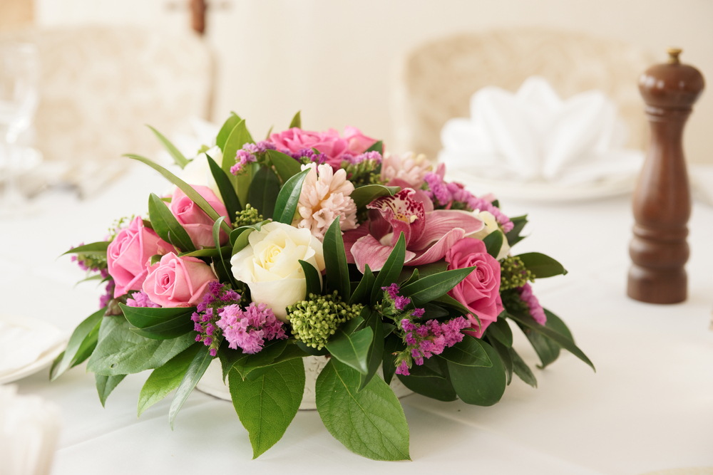 結婚式の装花の相場はいくら？メインテーブルやゲストテーブルの装花の相場も解説！チームウェディング -専属のウェディングアドバイザー探し