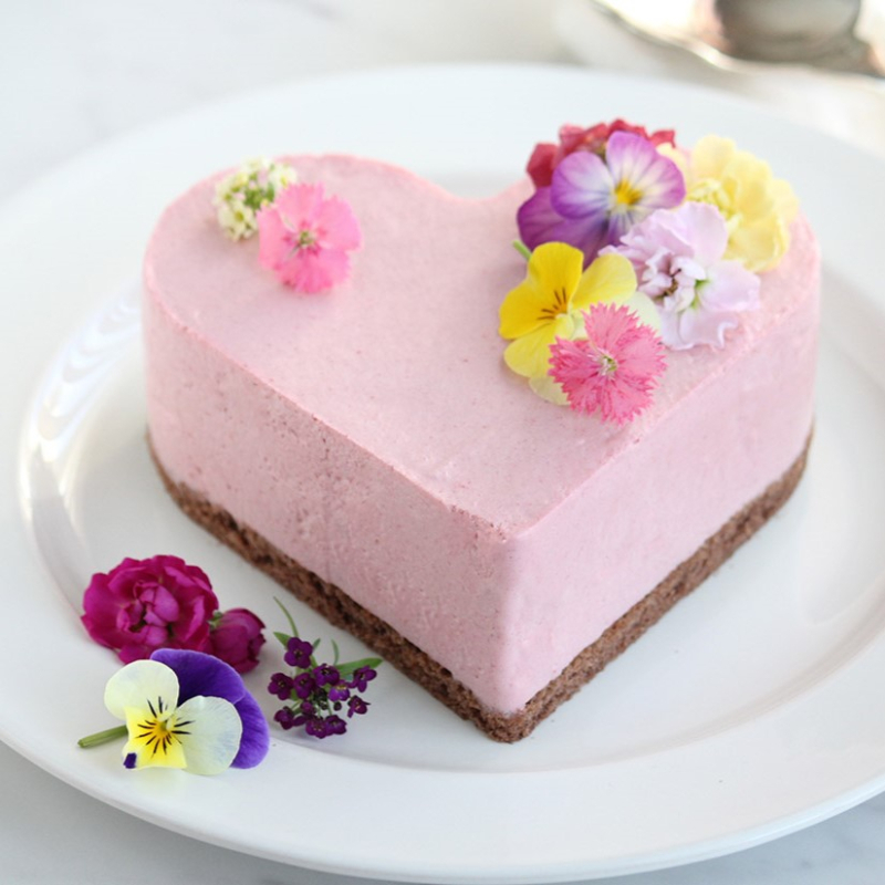 2023.12.28 thu , 我が家はクリスマスも誕生日も手作りのシフォンケーキにデコレーション🍰,子供たちはあまりケーキ好きじゃないのですがシフォンケーキなら好きで食べてくれるので♡,いつも沢山作り方のご質問をいただくのでこの機会にレシピの記録☡✍︎, ど素人なのであくまでも参考までにw！！！,材料17cm型, ▪︎卵３個 Ｍ～Ｌ , ▪︎砂糖 上白糖でＯＫ６０ g,