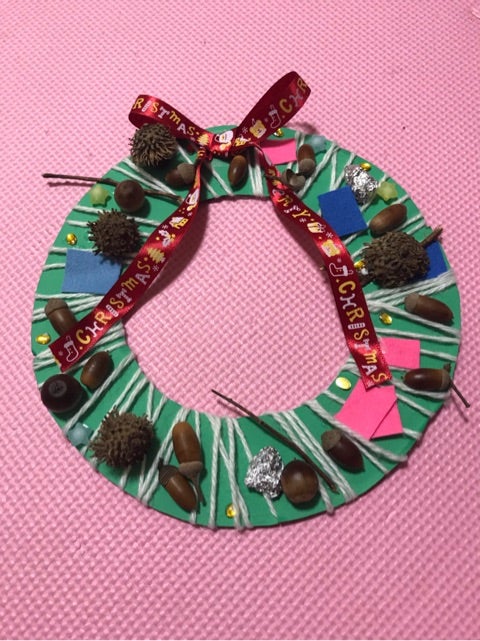 簡単DIY 松ぼっくり&100均材料で手作り！簡単クリスマスリースママオアシス＜MamaOasis＞