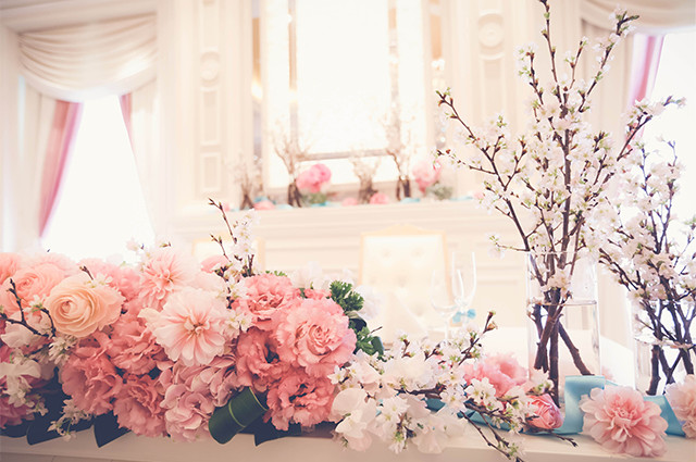 春の結婚式におすすめの桜ウェディング♡おすすめ演出アイデア 3月27日「さくらの日」 omotte magazine fromANNIVERSAIRE記念日にまつわるマガジン