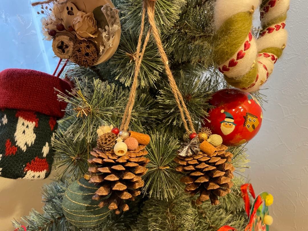 Ks016 ハンドメイド 大王松 松ぼっくりクリスマスツリー オーナメント「トロピカルカラー パール風装飾＋3色LED」Pay ID