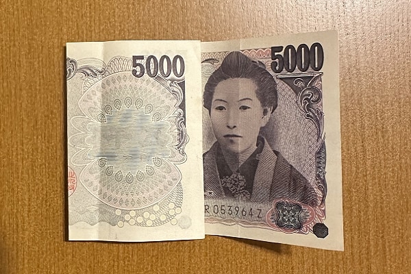 図解 お年玉のポチ袋への正しい入れ方は？お札の三つ折り方法やマナーも - マネコミ！〜お金のギモンを解決する情報コミュニティ