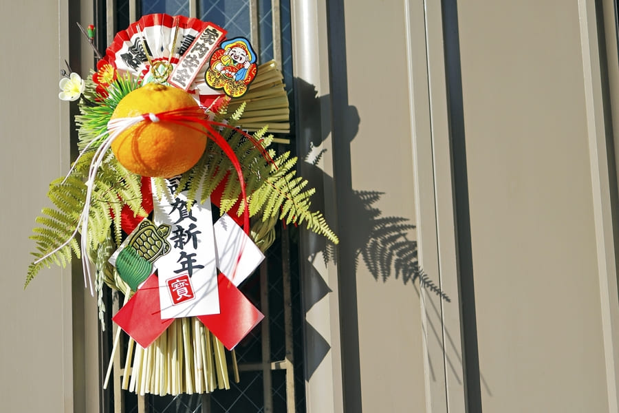 正月飾りはいつからいつまで？玄関に飾る時のルールとは片付けるタイミングも掲載 - 花だより