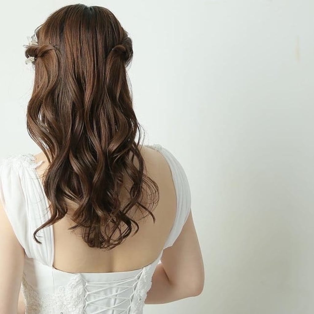 ドレスに合わせた小花ピン🤍🤍 ハーフツインはもう根強い人気ヘア👰🏼‍♀️hairmakeweddingweddingdresshalfupヘアメイクウェディングウェディングドレスハーフアップハーフツイン結婚式挙式ヘア持ち込みヘアメイク結婚式 ヘアアレンジ