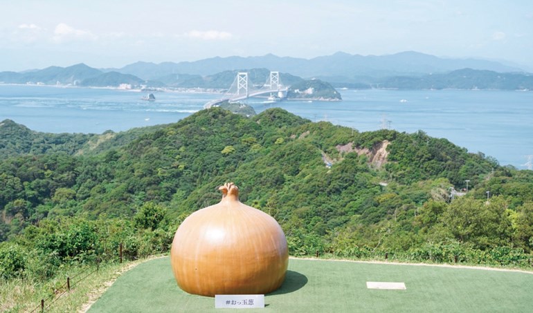 淡路島 丘の上に“おっ玉葱！”玉ねぎだらけの絶景スポット「うずの丘大鳴門橋記念館」へ │193go.jp いくみごードットジェイピー