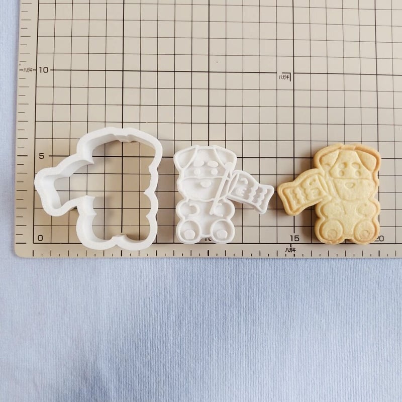 ほっこりさんのこいのぼりクッキー型」〜ちょこんと座る姿が愛らしい、こどもの日のお祝いクッキー