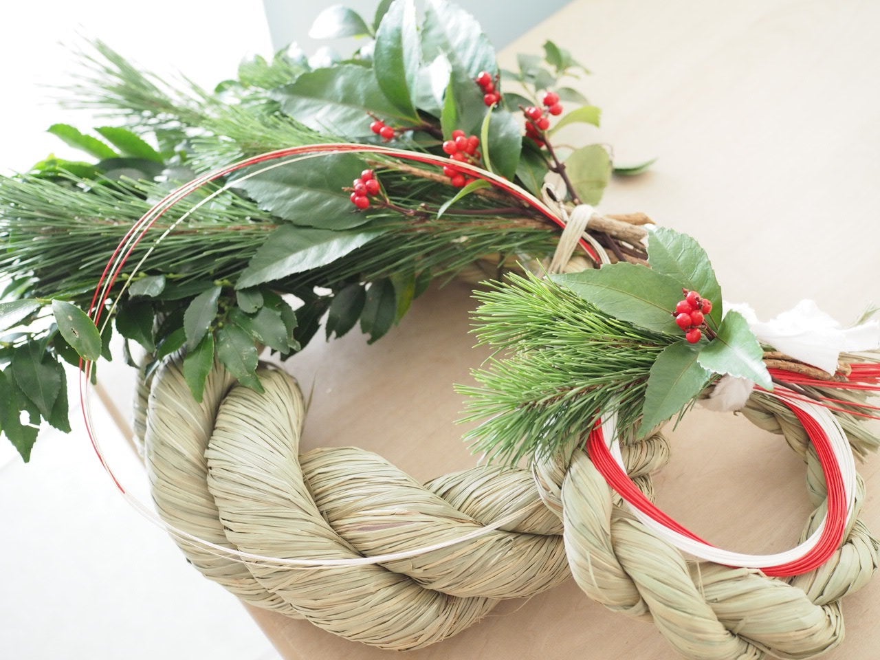100均DIY 正月飾り「しめ縄リース」を手作りする方法！アレンジや折り紙も100均アイテムで、暮らしをもっと便利に楽しむ情報メディアくらしマグネット