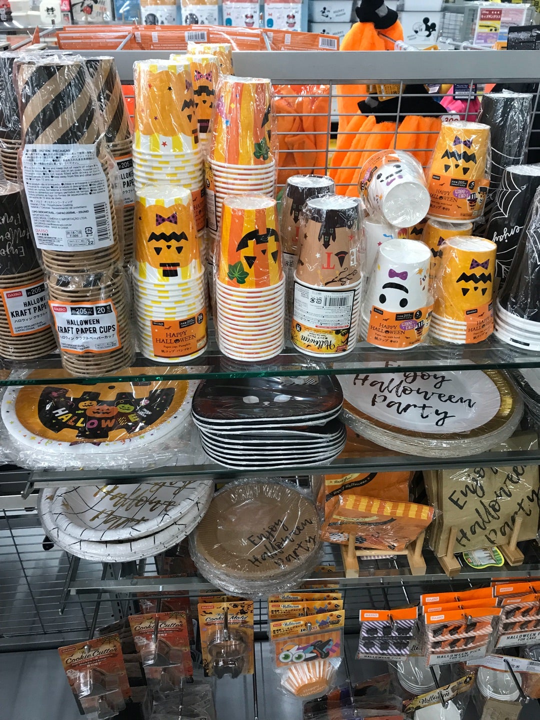 ダイソーのハロウィン紙皿や飾りで楽しく！パーティーグッズが充実
