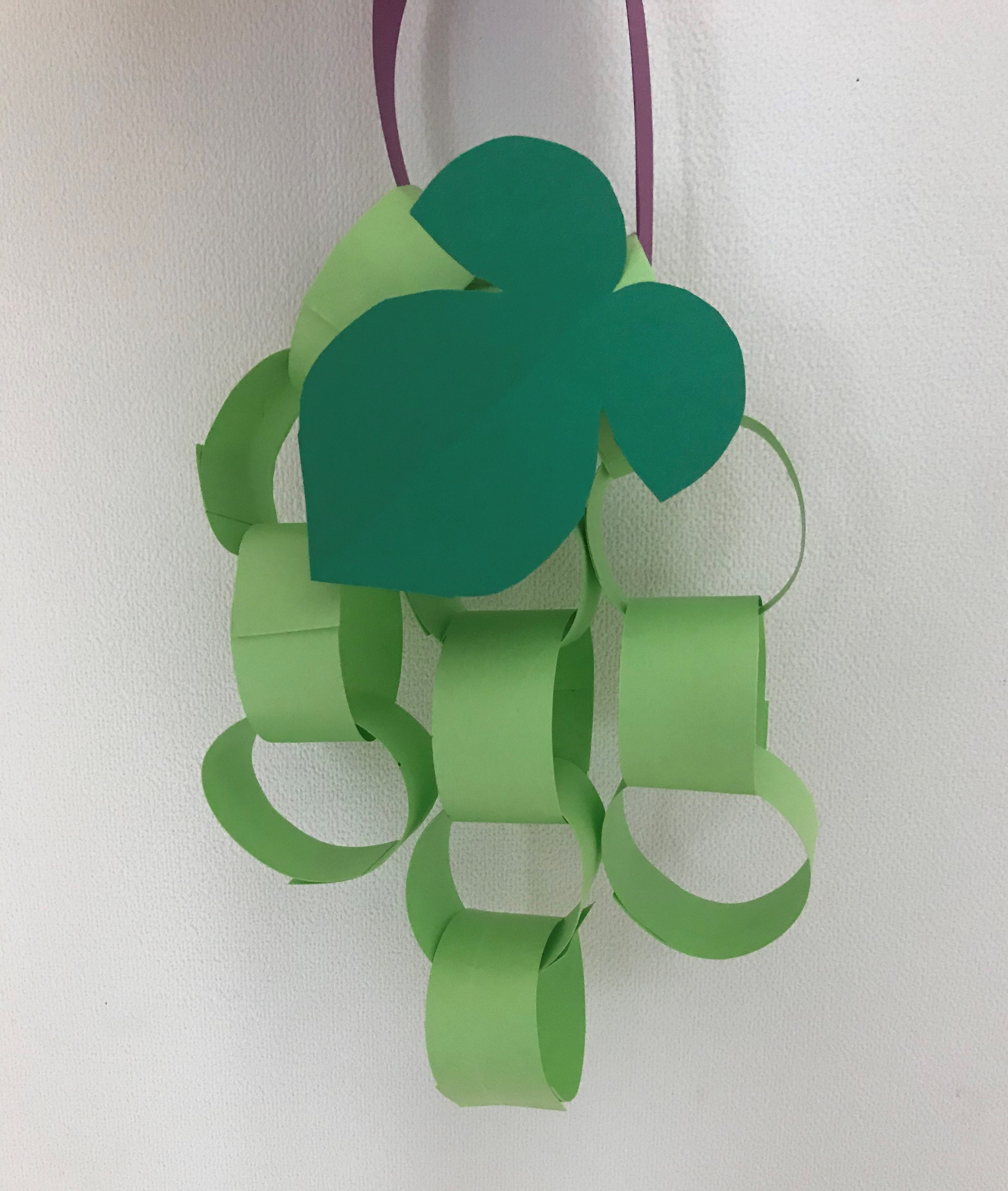 ❤️ラブ注入❤️ 今日はヒートの七夕飾りをご紹介！ もう、飾り付けは終わりましたか？ 終わった方もぜひ追加ハートを♥️細く切った折り紙を輪っかにする輪飾はよく作りますが、ほんの少し作り方を変えると、ハートの飾りも作れますよ☺️ ノリでももちろん作れますが