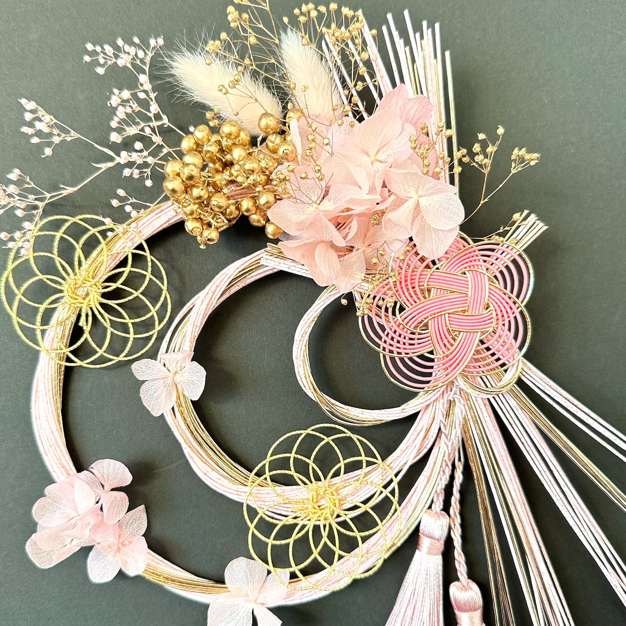 正月 花器 ベース とりよせ品 しめ縄水引リースL ピンク 正月飾り お正月飾り お正月リース しめ縄 注連縄 しめなわ 玄関 壁 スワッグ 吊るす装飾 パレ : 造花ドライフラワー専門問屋花びし - 通販 - Yahoo!ショッピング
