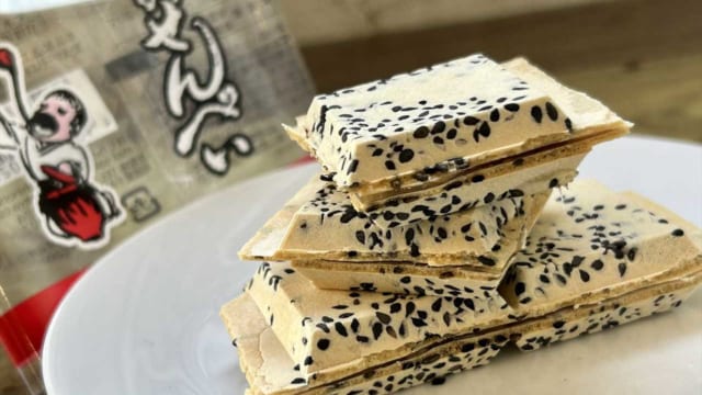 岩手の祭り屋台に並んでいた「黄色とピンクの丸いやつ」 謎のローカル菓子「たぐりあめ」ってナニモノ？ 全文表示 Jタウンネット