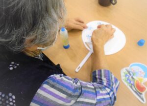 夏のレク 書と切り紙でうちわ作り - 『書レク』しよう