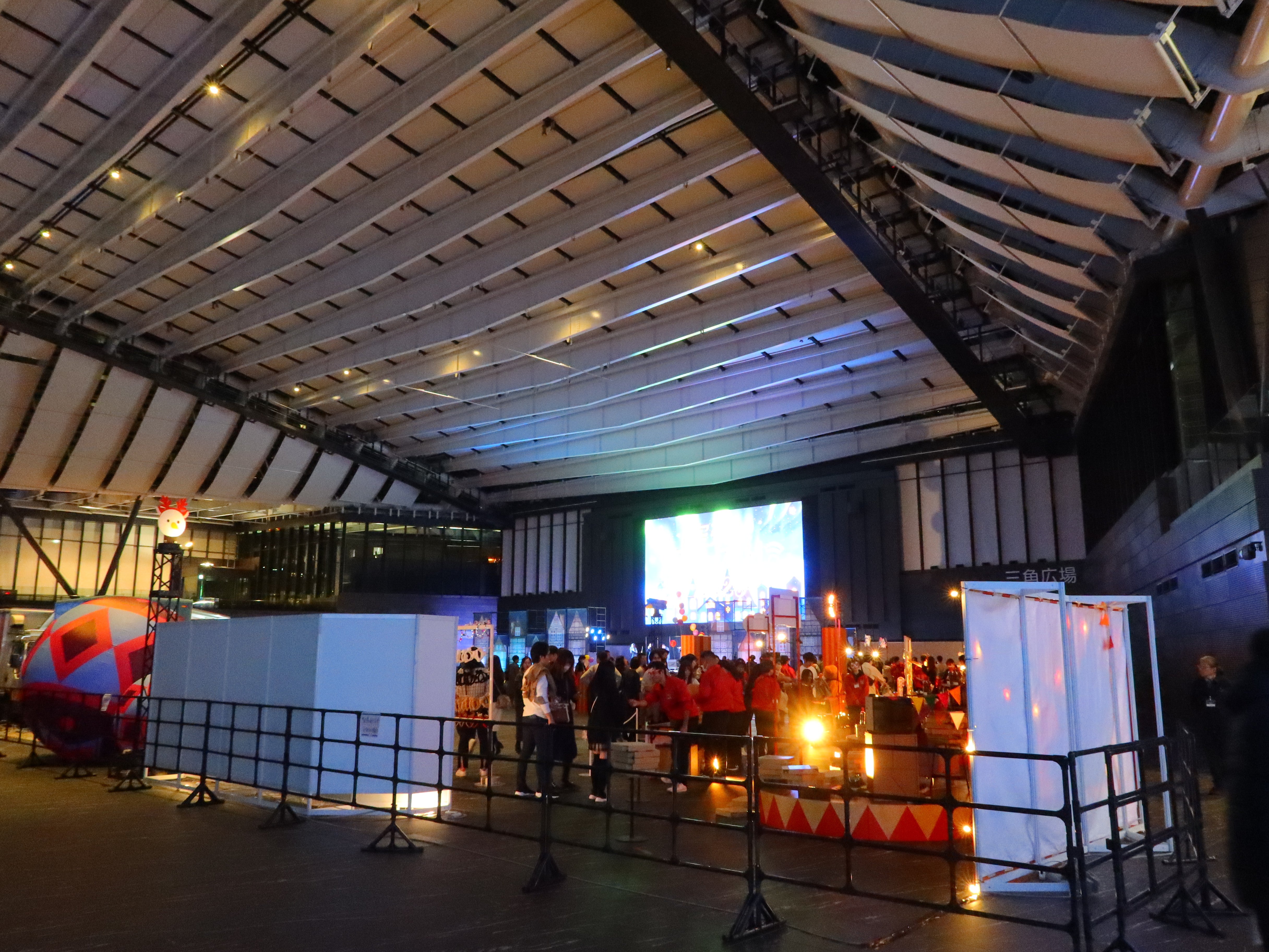 梅田スカイビル Xmas 2021 空中庭園に現れた幻想空間「白い森とひかりの森」や、１F広場に登場する高さ27メートルのクリスマスツリーなど見どころ盛りだくさん！積水ハウス梅田オペレーション株式会社 のプレスリリース