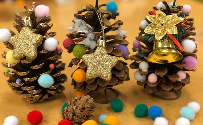 木製のテーブルに松ぼっくり飾りクリスマス休日コンセプトの写真素材・画像素材 Image 66256806