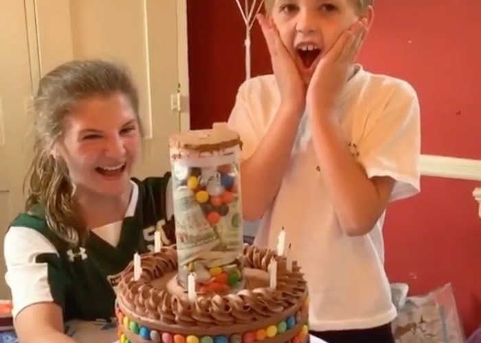 旅行先で誕生日サプライズTikTok