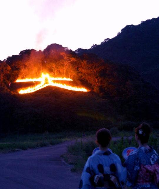 大文字送り火の消し炭を拾いに行きましょう - 京都五山送り火 大文字送り火 鑑賞スポットはここ